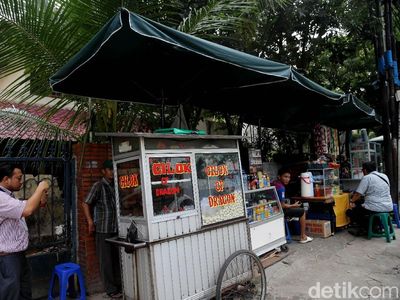 Begini Kondisi PKL yang Tetap Berjualan di Atas Trotoar