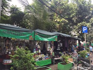 PKL Berspanduk OK OCE: Yang Dilarang Kan Jualan di Trotoar Kelas I