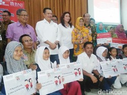 Mensos Serahkan Bantuan Sosial untuk 500 Warga Kebumen