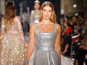 Keponakan Putri Diana Cantik Berbalut Gaun Silver di Show Dolce & Gabbana