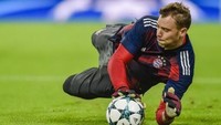 Manuel Neuer. Berbeda dengan nama lain di daftar ini, Neuer masih menepi akibat cedera metatarsal sejak bulan September. Transfermarkt memprediksi kiper Bayern Munich itu baru akan bisa kembali main pada 1 Maret mendatang, cukup untuk bersiap menghadapi Piala Dunia. (Foto: GUENTER SCHIFFMANN/AFP Photo)