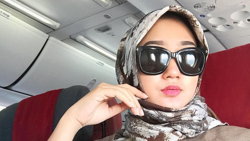 Selalu Modis, Ini 12 Gaya Hijab Dian Pelangi di Dalam Pesawat