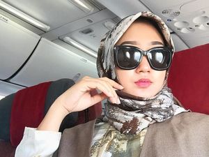 Selalu Modis, Ini 12 Gaya Hijab Dian Pelangi di Dalam Pesawat