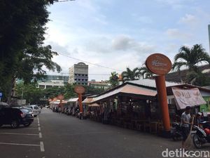 Melihat PKL yang Sudah Ditata Rapi di Jalan Melawai XIII Melihat PKL yang Sudah Ditata Rapi di Jalan Melawai XIII