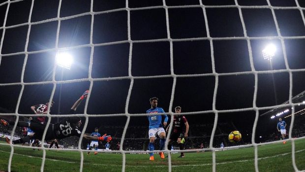 Napoli makin kokoh di puncak klasemen Serie A usai menang atas Cagliari.