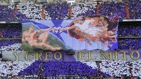 Fans Real Madrid membawa koreografi cerita Adam dan Hawa di Stadion Santiago Bernabeu. (Istimewa)
