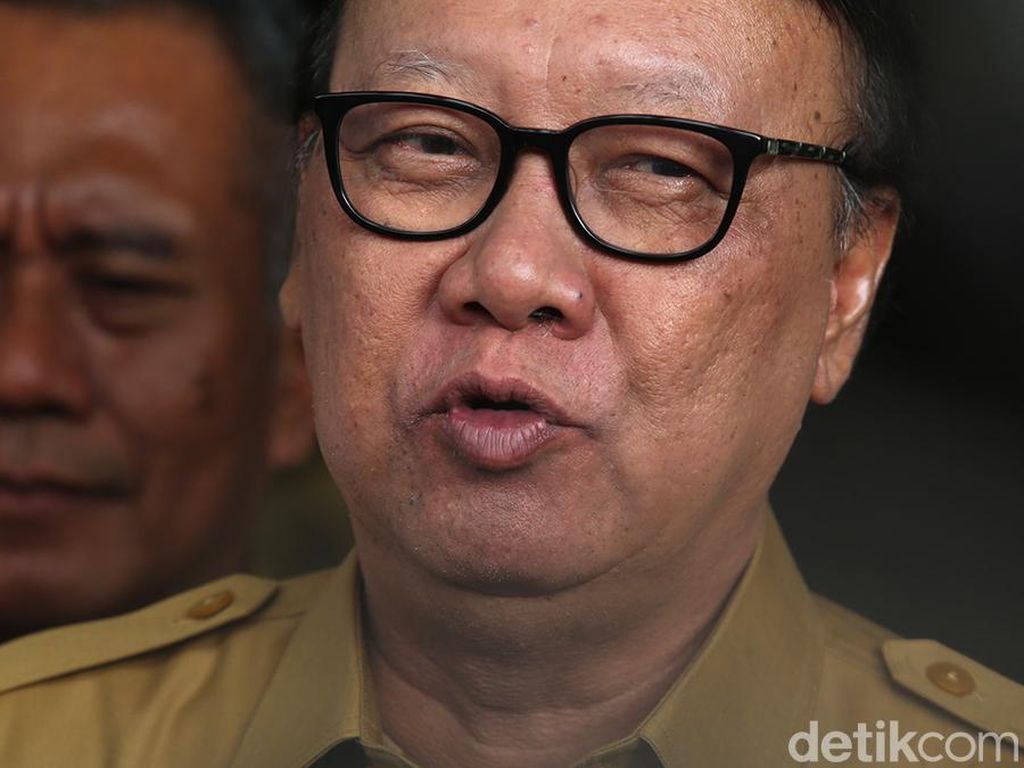 Mendagri Teken Surat Penonaktifan Bupati Buton Selatan yang Di-OTT Mendagri Teken Surat Penonaktifan Bupati Buton Selatan yang Di-OTT