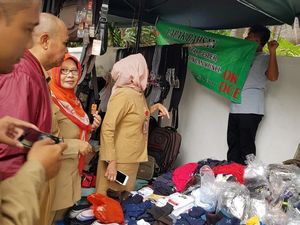 Didatangi Pemprov, PKL Copot Spanduk OK OCE tapi Bertahan di Trotoar Didatangi Pemprov, PKL Copot Spanduk OK OCE tapi Bertahan di Trotoar
