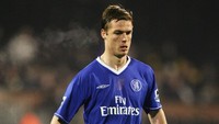Scott Parker. Di tahun 2004, Parker dibekap cedera metatarsal dengan estimasi awal delapan pekan untuk waktu pemulihan. Estimasi tidak terealisasi dan ia harus menepi selama total 34 pekan. (Foto: Phil Cole/Getty Images)