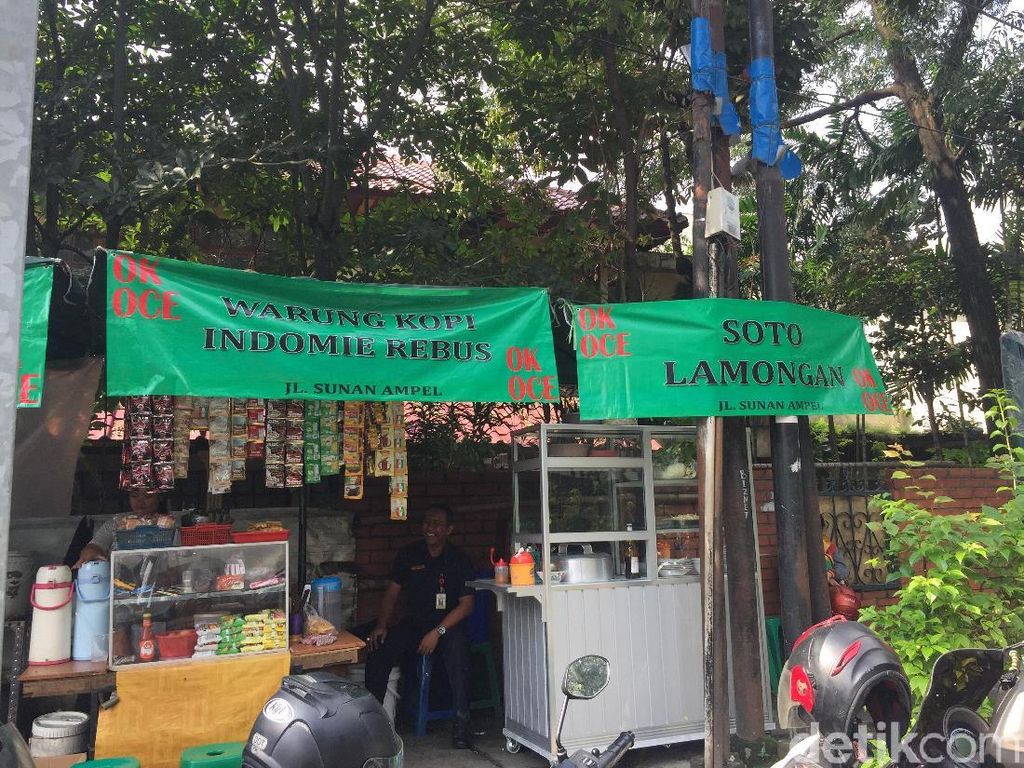 PKL Berspanduk OK OCE di Trotoar Jaksel Ngaku Punya Koordinator PKL Berspanduk OK OCE di Trotoar Jaksel Ngaku Punya Koordinator