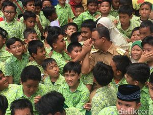 Foto: Saat Anies Cium Tangan Siswa SD di Jakbar
