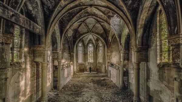 Jepretan Mencekam Bangunan Megah yang Ditinggalkan