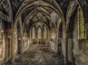 Jepretan Mencekam Bangunan Megah yang Ditinggalkan