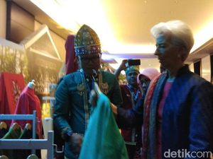 Bos IMF Tolak Pemberian Tenun Khas Gorontalo