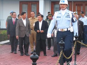 Foto: Anies Antar JK Saat Berangkat ke Afghanistan