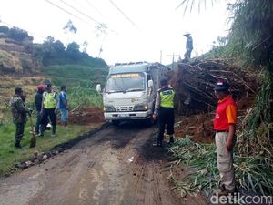 Jalur Utama Menuju Kawasan Wisata Dieng di Wonosobo Longsor