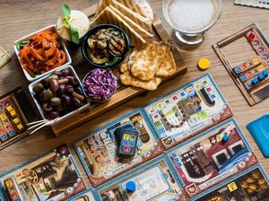 Asyiknya! Di Kafe Ini Bisa Bermain Ratusan Jenis Board Game Sambil Minum Bir