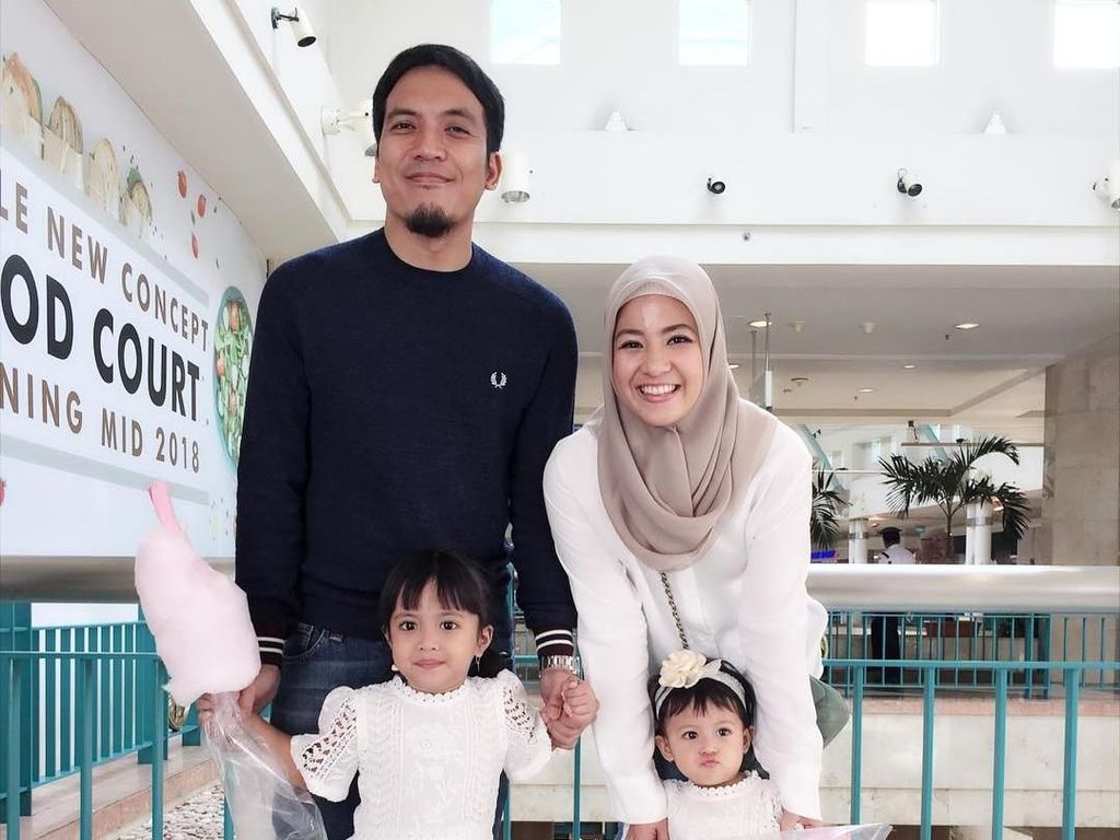 Desta Senang akan Dapat Anak Cowok, Istri Prediksi Desember Lahiran Desta Senang akan Dapat Anak Cowok, Istri Prediksi Desember Lahiran