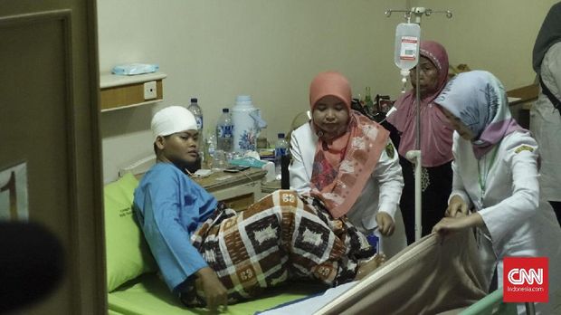Dewi yang tengah diperban dalam penanganan perawat RSUD Soreang pada Selasa (27/2).