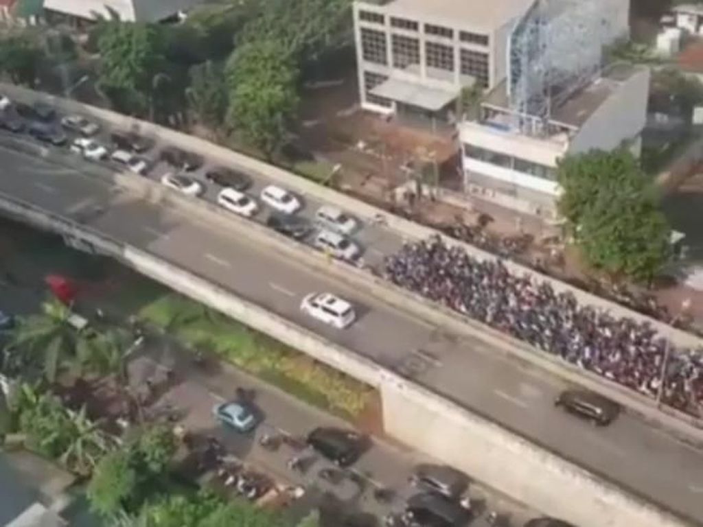 Hei Pemotor! Ini Akibatnya Bila Nekat Melintas di JLNT Casablanca Hei Pemotor! Ini Akibatnya Bila Nekat Melintas di JLNT Casablanca