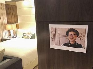 Kocak! Traveler Minta Hotel Tempel Foto Jeff Goldblum di Kamarnya