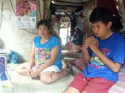 Bikin Sedih! Keluarga Dewi Tinggali Gubuk di Tengah Kota Palembang