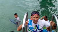 Aksi Sandiaga Terjun dari Jembatan Cinta dan Renang di Pulau Tidung