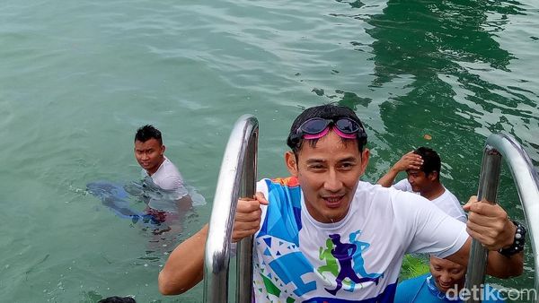 Aksi Sandiaga Terjun dari Jembatan Cinta dan Renang di Pulau Tidung
