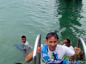 Aksi Sandiaga Terjun dari Jembatan Cinta dan Renang di Pulau Tidung