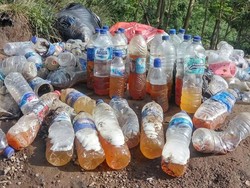 Mengenal Iwan, Pendaki yang Bersihkan Sampah Botol Air Seni di Gunung
