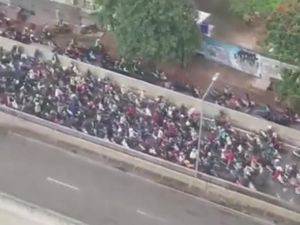 Pemotor yang Kompak Tak Berkutik saat Razia Polisi di JLNT Casablanca