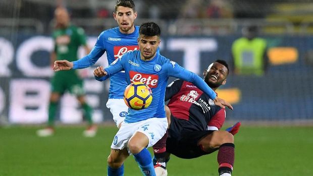 Tim tuan rumah Cagliari tak berkutik menghadapi dominasi Napoli. (