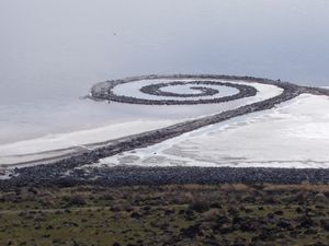 Seni Batu Bersusun di Tengah Danau Pernah Hebohkan Publik AS