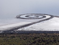 Seni Batu Bersusun di Tengah Danau Pernah Hebohkan Publik AS