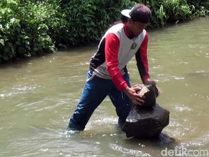 Melihat Aksi Penyusun 99 Batu Bersusun di Sungai Cidahu Melihat Aksi Penyusun 99 Batu Bersusun di Sungai Cidahu