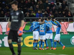 Hajar Cagliari 5-0, Napoli Jauhi Juventus