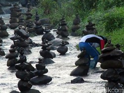 Hanya Dalam Satu Menit, Rahmat Susun Batu di Sungai Cidahu