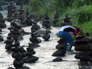 Hanya Dalam Satu Menit, Rahmat Susun Batu di Sungai Cidahu Hanya Dalam Satu Menit, Rahmat Susun Batu di Sungai Cidahu