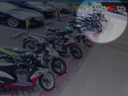 Aksi Maling Motor Terekam CCTV