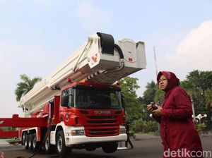 Wali Kota Risma Uji Kehebatan Mobil Damkar Bronto Skylift