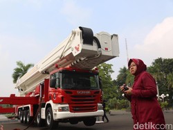 Melihat Kecanggihan Mobil Damkar Bronto Skylift Milik Surabaya