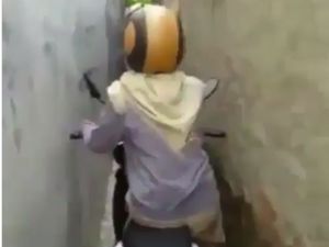 Kocak! Wanita Ini Menangis karena Motornya Tersangkut di Jalan Tikus