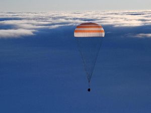 Foto: Detik-detik Pendaratan Soyuz MS-06 yang Bawa Pulang 3 Astronot Foto: Detik-detik Pendaratan Soyuz MS-06 yang Bawa Pulang 3 Astronot