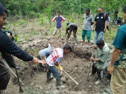 Gali Sumur Tua, Warga Aceh Temukan Tulang Manusia