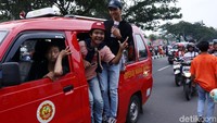 Sebagian dari mereka datang dengan menggunakan angkot.