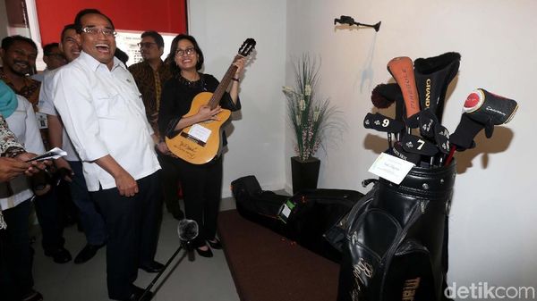 Sri Mulyani dan Budi Karya Lihat Barang-barang Pejabat yang Dilelang