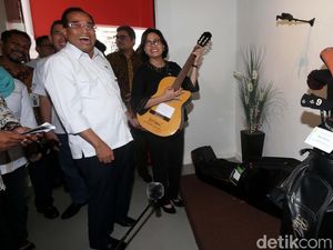 Gitar Elek Yo Band Budi Karya Laku Rp 20 Juta Gitar Elek Yo Band Budi Karya Laku Rp 20 Juta