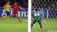Marko Simic menggempur pertahanan Tampines Rovers.