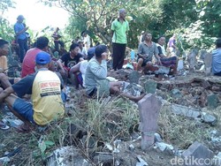 Warga Kumpul Saksikan Pembongkaran Makam yang Diisukan Dirusak Lurah