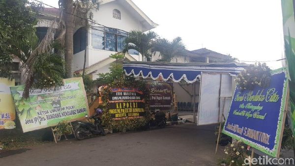 Deretan Karangan Bunga Ucapan Duka di Rumah Eks Wakapolda Sumut